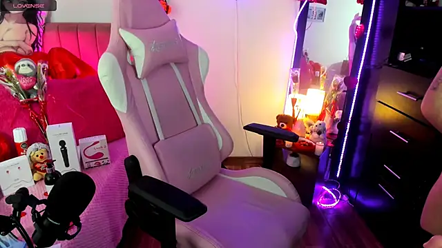 Snapshot of lilly_sweett chatting on 02/15/25, 06:44 lilly sweett online show from 02/15/25, 06:44