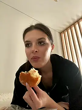 little belucci online show from 11/05/25, 01:44