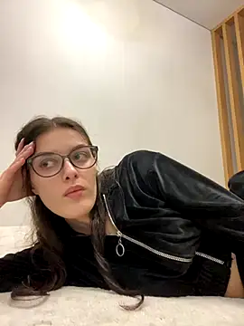 little belucci online show from 11/12/25, 01:44