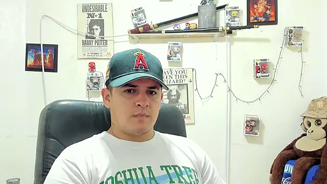 Snapshot of ney_22 chatting on 11/17/25, 10:37 ney 22 online show from 11/17/25, 10:37