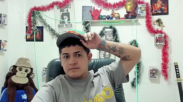 Snapshot of ney_22 chatting on 12/13/25, 10:15 ney 22 online show from 12/13/25, 10:15