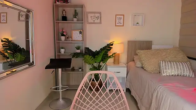Snapshot of little_antonela chatting on 12/17/24, 04:43 little antonela online show from 12/17/24, 04:43