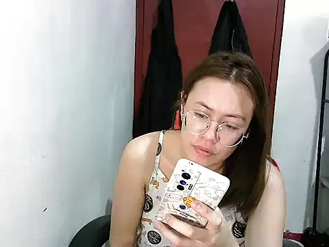 Snapshot of crizzybel chatting on 01/10/25, 04:54 crizzybel online show from 01/10/25, 04:54