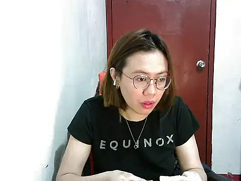 Snapshot of crizzybel chatting on 02/17/25, 04:37 crizzybel online show from 02/17/25, 04:37