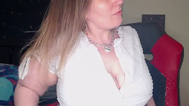 Snapshot of ToxicLilly chatting on 03/16/25, 10:44 ToxicLilly online show from 03/16/25, 10:44