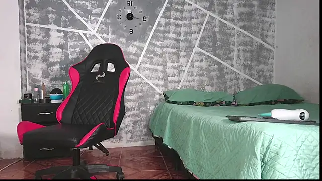 Snapshot of leonidas_18k chatting on 09/26/25, 04:44 leonidas 18k online show from 09/26/25, 04:44