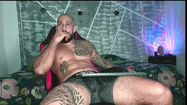 Snapshot of leonidas_18k chatting on 11/23/25, 01:16 leonidas 18k online show from 11/23/25, 01:16