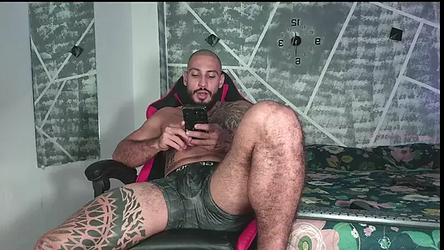 Snapshot of leonidas_18k chatting on 11/28/25, 04:09 leonidas 18k online show from 11/28/25, 04:09