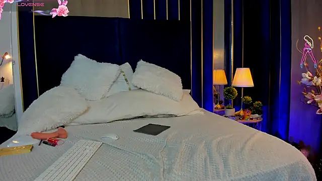 Snapshot of VanessaAngel chatting on 11/13/25, 11:47 VanessaAngel online show from 11/13/25, 11:47