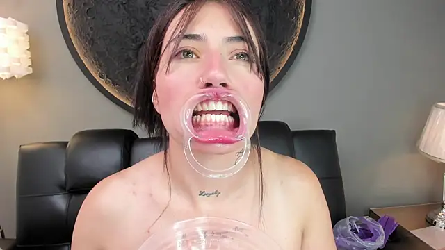 Snapshot of miss_sharlotte18 chatting on 01/25/25, 06:23 miss sharlotte18 online show from 01/25/25, 06:23