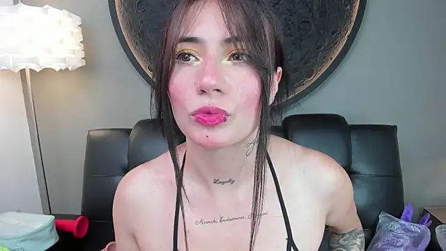 Snapshot of miss_sharlotte18 chatting on 02/05/25, 06:04 miss sharlotte18 online show from 02/05/25, 06:04