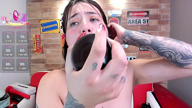 Snapshot of miss_sharlotte18 chatting on 03/06/25, 12:10 miss sharlotte18 online show from 03/06/25, 12:10