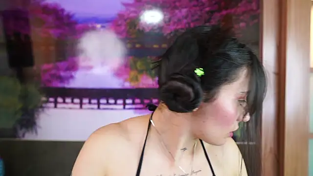 Snapshot of miss_sharlotte18 chatting on 12/05/25, 06:04 miss sharlotte18 online show from 12/05/25, 06:04