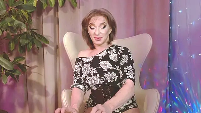 Snapshot of julia_renard chatting on 12/12/24, 11:03 julia renard online show from 12/12/24, 11:03