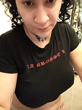 Snapshot of callmelouve chatting on 10/22/25, 12:38 callmelouve online show from 10/22/25, 12:38