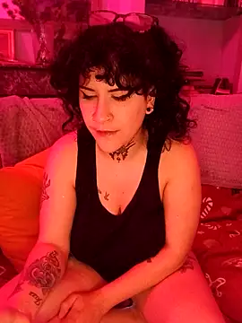 Snapshot of callmelouve chatting on 11/22/25, 01:37 callmelouve online show from 11/22/25, 01:37