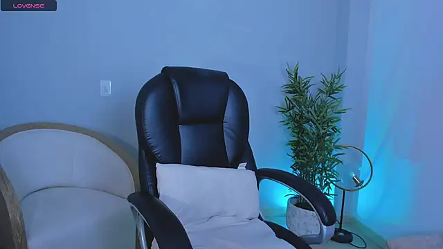 NiaBennet  online show from 10/24/25, 09:22