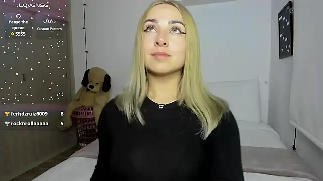 Snapshot of sophi_mooreno chatting on 12/11/24, 03:35 sophi mooreno online show from 12/11/24, 03:35