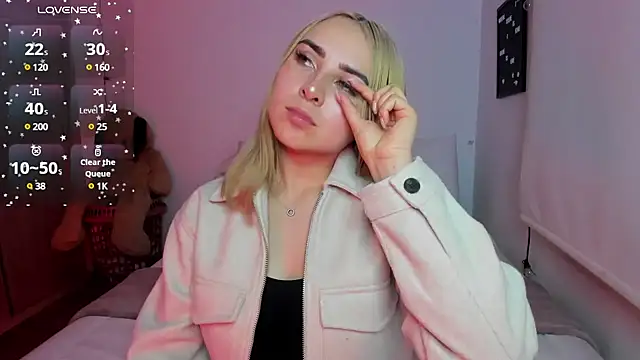 Snapshot of sophi_mooreno chatting on 12/24/24, 01:16 sophi mooreno online show from 12/24/24, 01:16