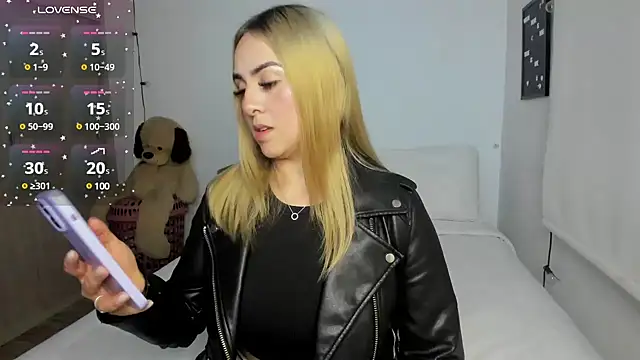 Snapshot of sophi_mooreno chatting on 03/05/25, 02:25 sophi mooreno online show from 03/05/25, 02:25