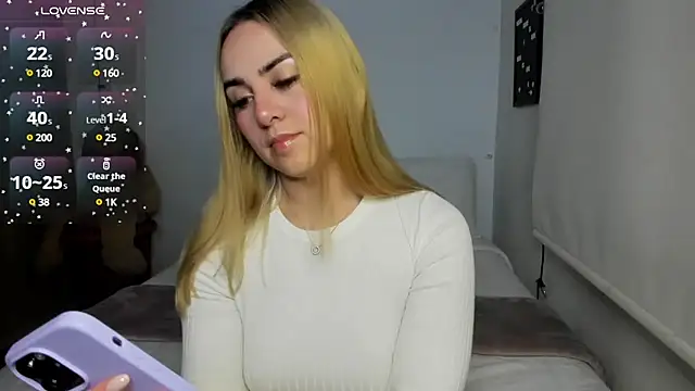 Snapshot of sophi_mooreno chatting on 03/10/25, 02:17 sophi mooreno online show from 03/10/25, 02:17
