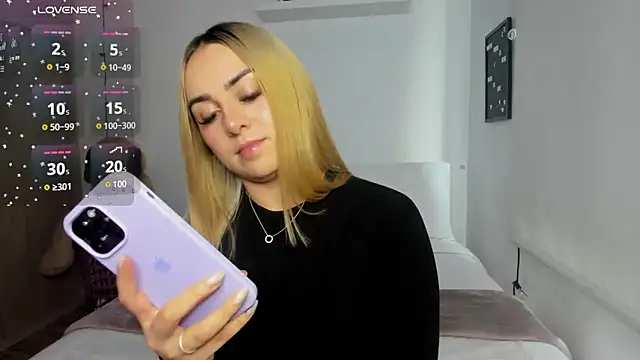 Snapshot of sophi_mooreno chatting on 03/10/25, 10:02 sophi mooreno online show from 03/10/25, 10:02