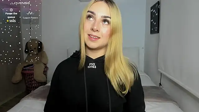 Snapshot of sophi_mooreno chatting on 03/12/25, 12:53 sophi mooreno online show from 03/12/25, 12:53