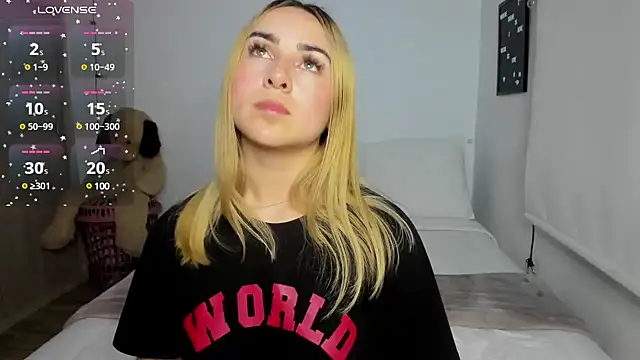 Snapshot of sophi_mooreno chatting on 03/21/25, 05:00 sophi mooreno online show from 03/21/25, 05:00