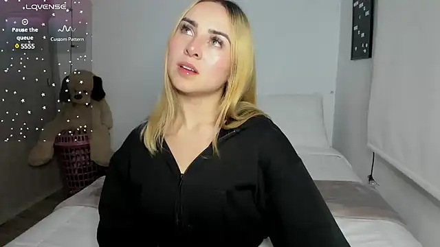 Snapshot of sophi_mooreno chatting on 03/22/25, 02:27 sophi mooreno online show from 03/22/25, 02:27