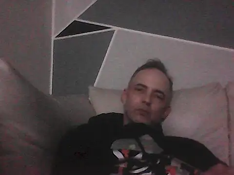 Snapshot of latinx44 chatting on 10/27/25, 06:28 latinx44 online show from 10/27/25, 06:28