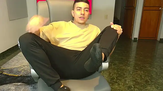 Snapshot of Jhoan_saenz chatting on 10/24/25, 05:04 Jhoan saenz online show from 10/24/25, 05:04