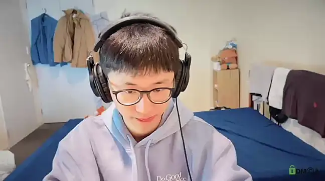 Snapshot of romeoisme__ chatting on 12/19/24, 05:18 romeoisme online show from 12/19/24, 05:18