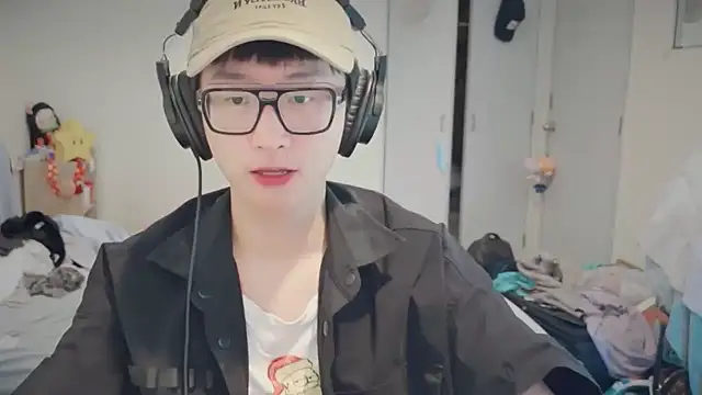 Snapshot of romeoisme__ chatting on 01/29/25, 02:10 romeoisme online show from 01/29/25, 02:10