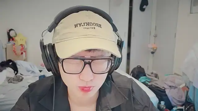 Snapshot of romeoisme__ chatting on 03/19/25, 02:48 romeoisme online show from 03/19/25, 02:48