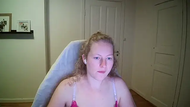 Girlnina-1995 online show from 10/13/25, 08:20