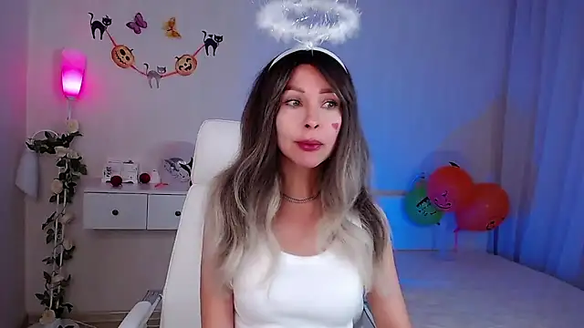 Snapshot of wendifoste chatting on 10/31/25, 06:53 wendifoste online show from 10/31/25, 06:53