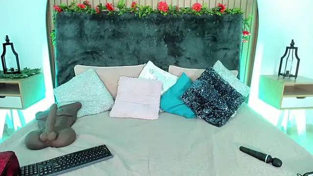 Karlagonzales  online show from 11/28/25, 10:18