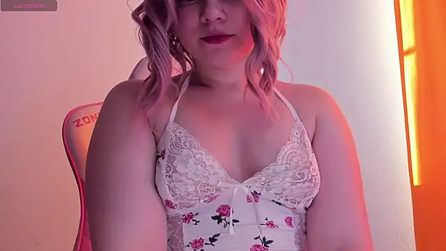 Snapshot of SueNiceeeee chatting on 10/19/25, 06:36 SueNiceeeee online show from 10/19/25, 06:36