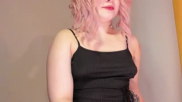 Snapshot of SueNiceeeee chatting on 11/06/25, 10:21 SueNiceeeee online show from 11/06/25, 10:21