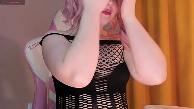 Snapshot of SueNiceeeee chatting on 11/11/25, 01:16 SueNiceeeee online show from 11/11/25, 01:16