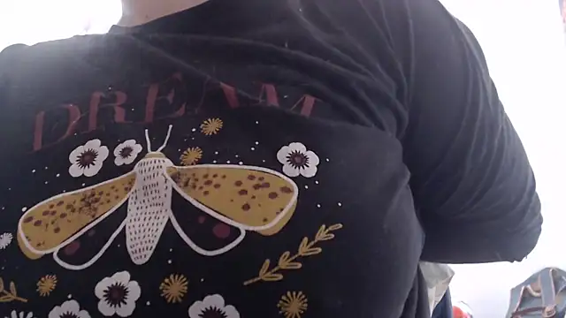 Snapshot of andreaisis2 chatting on 10/28/25, 09:17 andreaisis2 online show from 10/28/25, 09:17