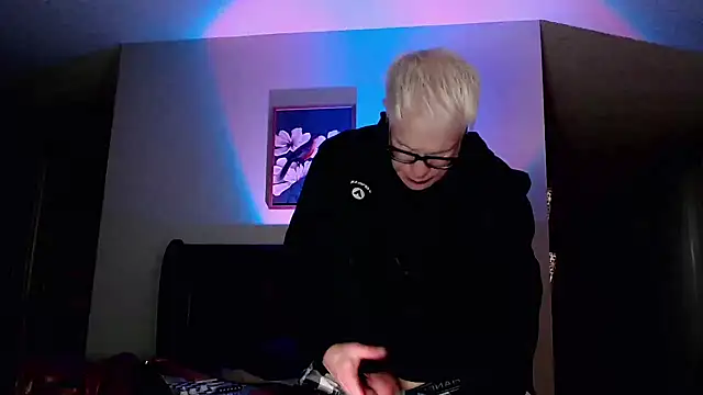 Snapshot of Snarfle82 chatting on 11/13/25, 01:04 Snarfle82 online show from 11/13/25, 01:04