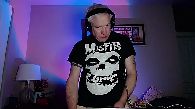 Snapshot of Snarfle82 chatting on 11/20/25, 01:11 Snarfle82 online show from 11/20/25, 01:11