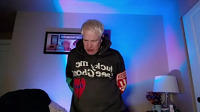 Snapshot of Snarfle82 chatting on 12/01/25, 12:32 Snarfle82 online show from 12/01/25, 12:32