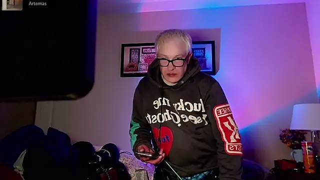 Snapshot of Snarfle82 chatting on 12/04/25, 04:00 Snarfle82 online show from 12/04/25, 04:00