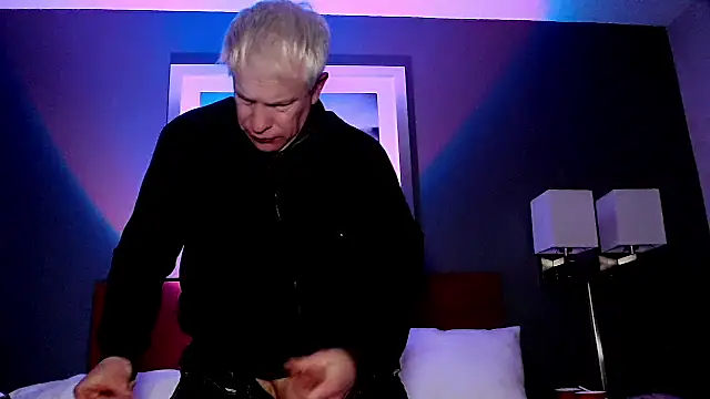 Snapshot of Snarfle82 chatting on 12/18/25, 05:24 Snarfle82 online show from 12/18/25, 05:24