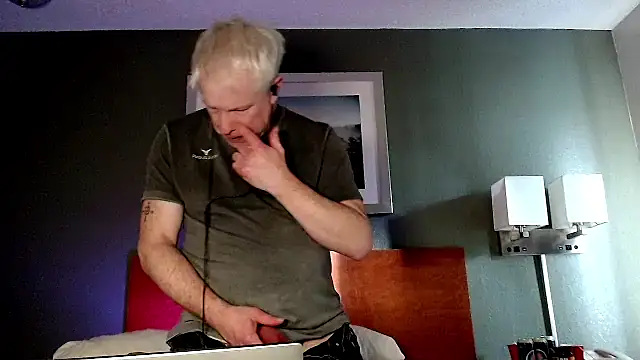 Snapshot of Snarfle82 chatting on 12/19/25, 06:48 Snarfle82 online show from 12/19/25, 06:48