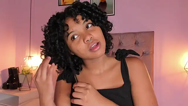 Snapshot of Zafiiraa chatting on 01/10/25, 11:22 Zafiiraa online show from 01/10/25, 11:22