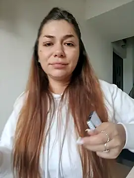 Snapshot of Ella_sweety chatting on 10/16/25, 06:36 Ella sweety online show from 10/16/25, 06:36