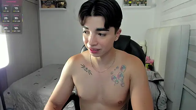 Snapshot of santy7v7 chatting on 12/20/25, 01:29 santy7v7 online show from 12/20/25, 01:29